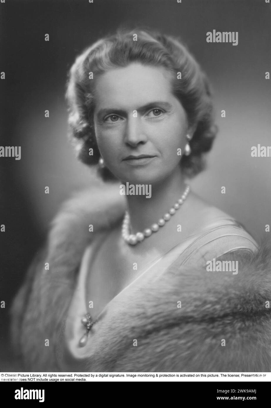Prinzessin Sibylla von Sachsen-Coburg und Gotha. januar 1908 bis 28. november 1972. Sie war Mitglied der schwedischen Königsfamilie und Mutter des heutigen schwedischen Königs Carl XVI. Gustaf. Sie wurde schwedische Prinzessin, als sie 1932 den Herzog Gustaf Adolf von Västerbotten heiratete. Sie hatte damit die Aussicht, eines Tages Königin zu werden, aber der Prinz wurde 1947 bei einem Flugzeugabsturz getötet und lebte nicht mehr auf dem schwedischen Thron. Ihr Sohn wurde im Jahr nach ihrem Tod König. 1949 *** Lokale Bildunterschrift *** © Classic Picture Library. Alle Rechte vorbehalten. Geschützt durch eine digitale Signatur. Bild Stockfoto
