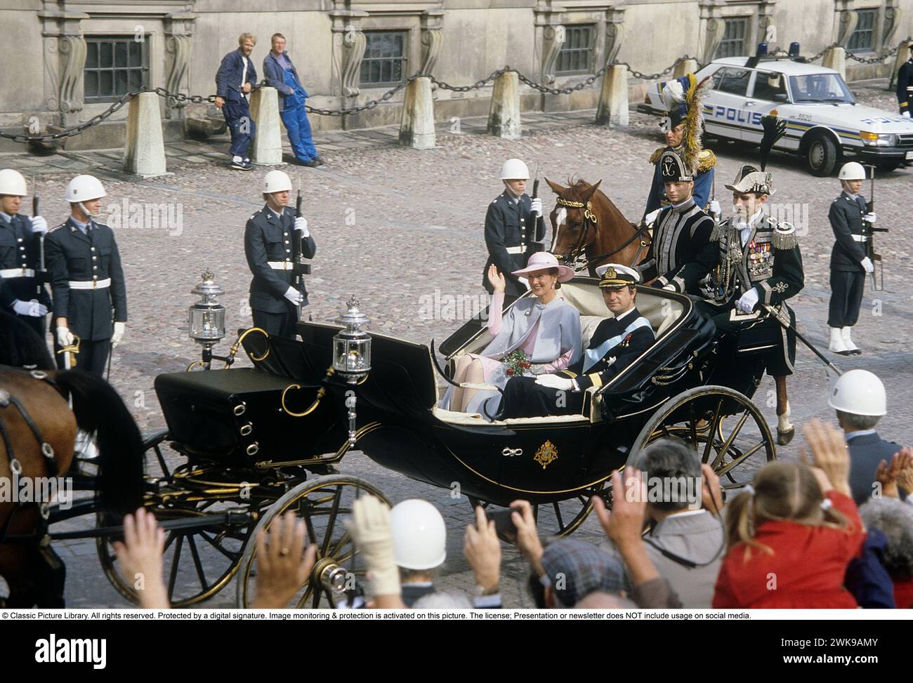 Carl XVI. Gustaf, König von Schweden. Geboren am 30. april 1946. Abgebildet mit Königin Margrethe von Dänemark 1985 in einer offenen Pferdekutsche vor dem Königsschloss in Stockholm Schweden. Die beiden Könige sind Cousins. *** Lokale Bildunterschrift *** © Classic Picture Library. Alle Rechte vorbehalten. Geschützt durch eine digitale Signatur. Bildüberwachung und -Schutz ist auf diesem Bild aktiviert. Die Lizenz, Präsentation oder Newsletter beinhaltet KEINE Nutzung in sozialen Medien. Stockfoto