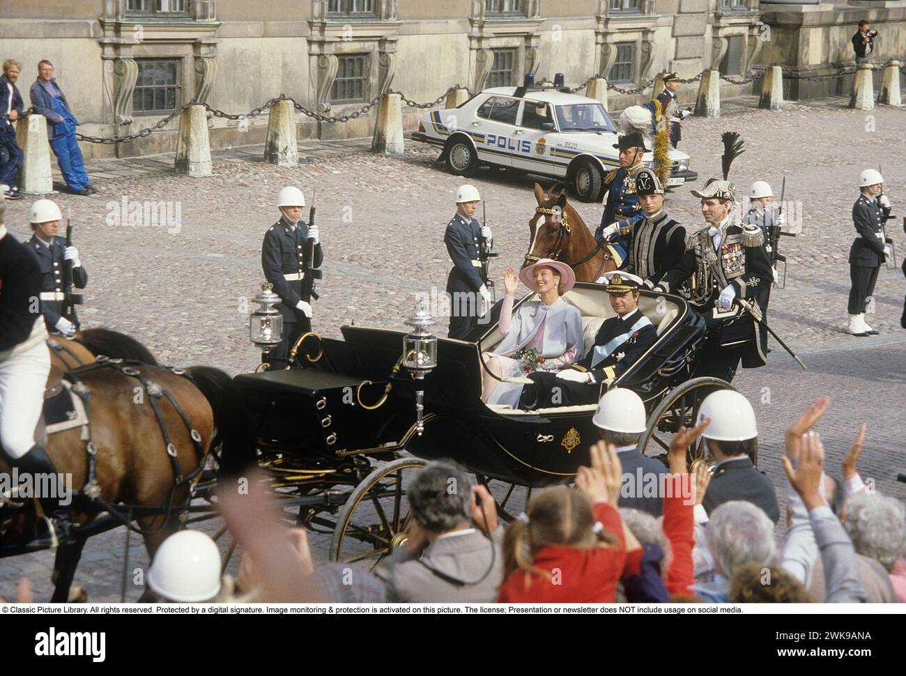 Carl XVI. Gustaf, König von Schweden. Geboren am 30. april 1946. Abgebildet mit Königin Margrethe von Dänemark 1985 in einer offenen Pferdekutsche vor dem Königsschloss in Stockholm Schweden. Die beiden Könige sind Cousins. *** Lokale Bildunterschrift *** © Classic Picture Library. Alle Rechte vorbehalten. Geschützt durch eine digitale Signatur. Bildüberwachung und -Schutz ist auf diesem Bild aktiviert. Die Lizenz, Präsentation oder Newsletter beinhaltet KEINE Nutzung in sozialen Medien. Stockfoto