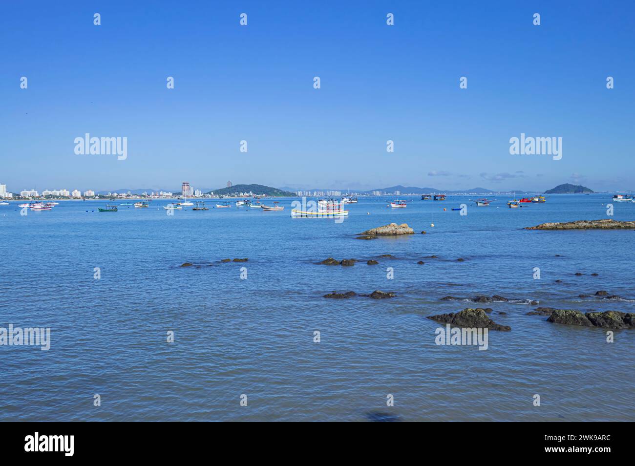 Penha-sc, brasilien, Strand von Trapiche mit Fischerbooten im Hintergrund und Bergen. Stockfoto