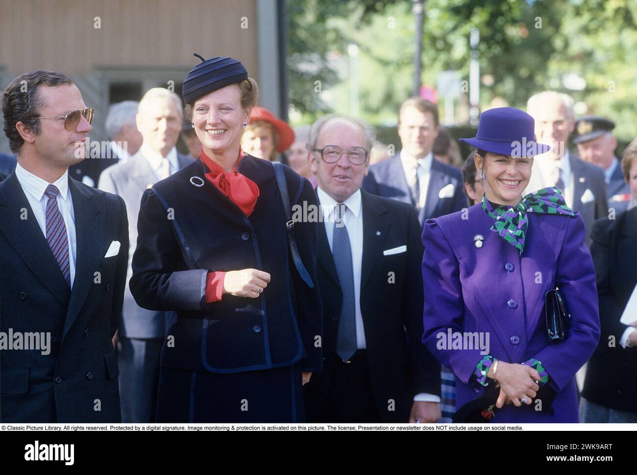 Carl XVI. Gustaf, König von Schweden. Geboren am 30. april 1946. Abgebildet mit Königin Silvia und Königin Margrethe von Dänemark 1985. *** Lokale Bildunterschrift *** © Classic Picture Library. Alle Rechte vorbehalten. Geschützt durch eine digitale Signatur. Bildüberwachung und -Schutz ist auf diesem Bild aktiviert. Die Lizenz, Präsentation oder Newsletter beinhaltet KEINE Nutzung in sozialen Medien. Stockfoto