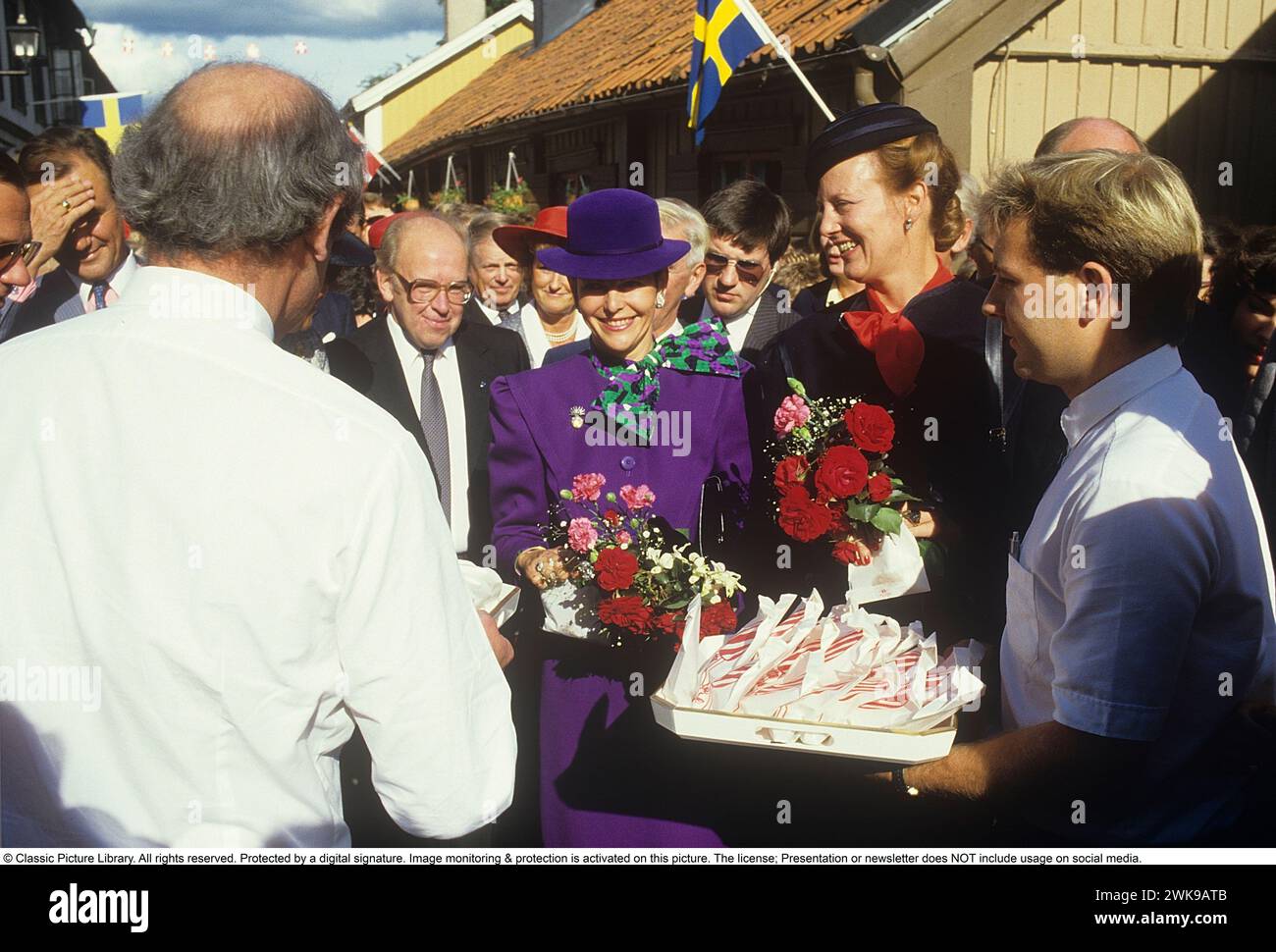 Königin Silvia von Schweden und Königin Margrethe von Dänemark 1985. *** Lokale Bildunterschrift *** © Classic Picture Library. Alle Rechte vorbehalten. Geschützt durch eine digitale Signatur. Bildüberwachung und -Schutz ist auf diesem Bild aktiviert. Die Lizenz, Präsentation oder Newsletter beinhaltet KEINE Nutzung in sozialen Medien. Stockfoto