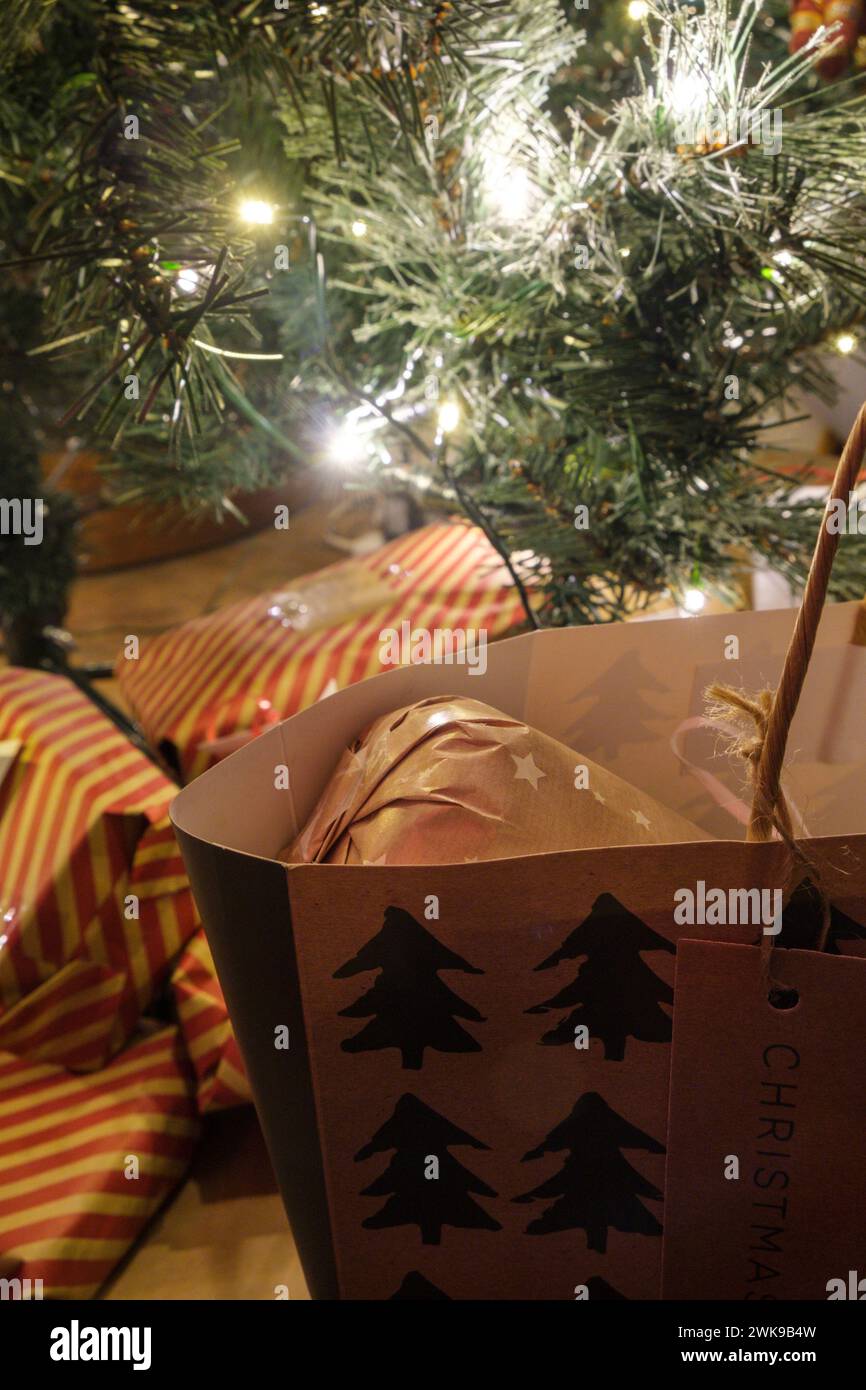 Weihnachtsgeschenke unter einem künstlichen weihnachtsbaum. Stockfoto