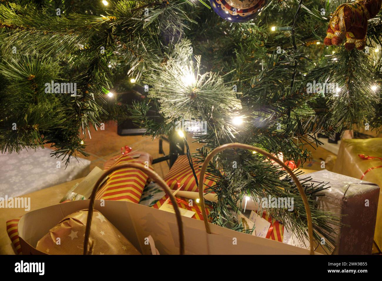 Weihnachtsgeschenke unter einem künstlichen weihnachtsbaum. Stockfoto