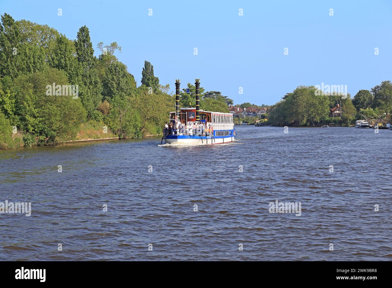 HAMPTON, GROSSBRITANNIEN - 18. MAI 2014: Es ist ein Retro-Dampfschiff mit Menschen auf einem Fluss entlang der Themse. Stockfoto HAMPTON, GROSSBRITANNIEN - 18. MAI 2014: Es ist ein Retro-Dampfschiff mit Menschen auf einem Fluss entlang der Themse. Stockfoto