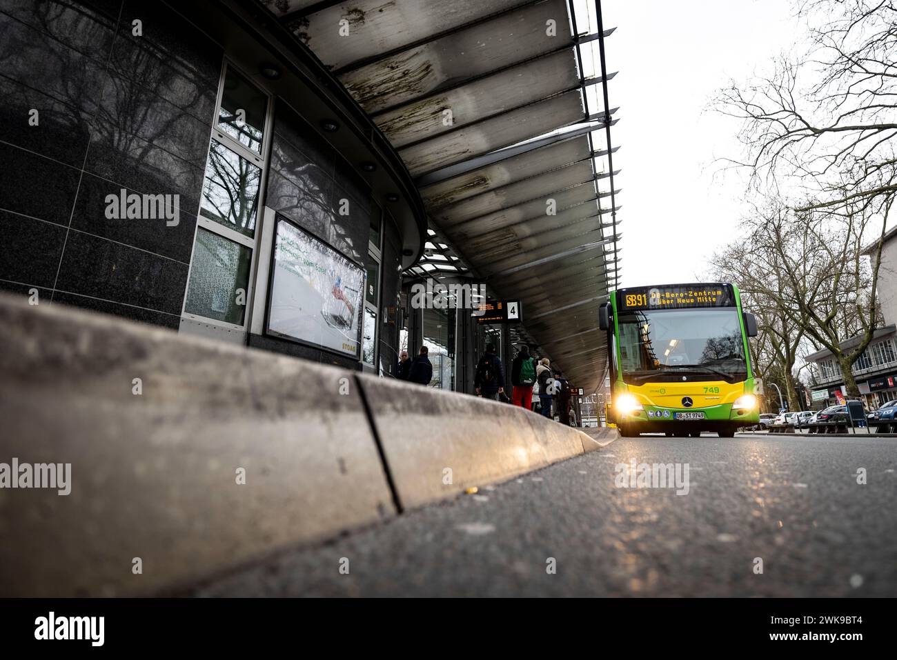 Oberhausen, Deutschland. Februar 2024. Ein Bus steht am Bahnsteig 4 am Busbahnhof Oberhausen. Nach dem gewaltsamen Tod eines jungen ukrainischen Basketballspielers in Oberhausen befindet sich sein Teamkollege noch auf der Intensivstation. Der brutale Messerangriff ist auch ein Diskussionsthema im landtag. Quelle: Christoph Reichwein/dpa/Alamy Live News Stockfoto