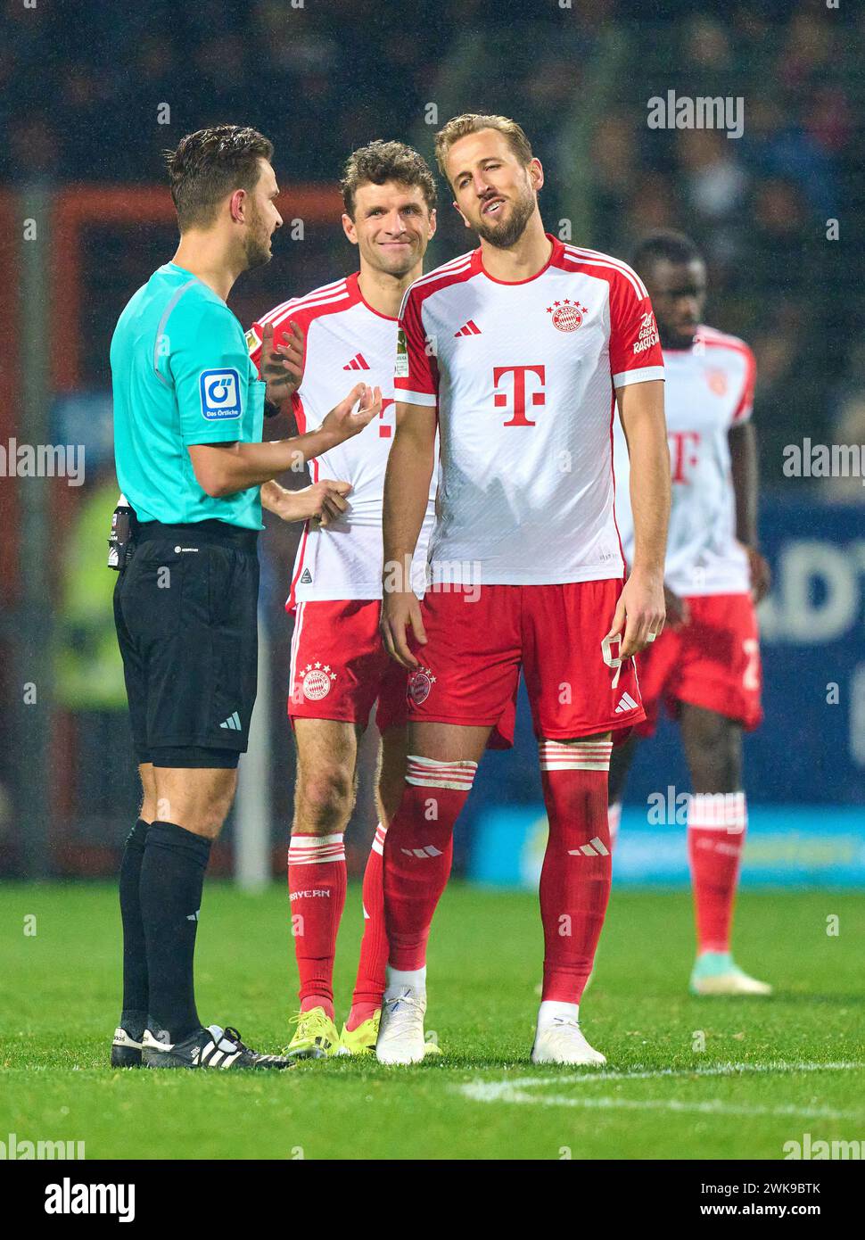 Bochum, Deutschland. Februar 2024. Harry Kane, FCB 9 Thomas MUELLER, MÜLLER, FCB 25 diskutieren mit Schiedsrichter Daniel Schlager im Spiel VFL BOCHUM - FC BAYERN MÜNCHEN 3-2 am 18. Februar 2024 in Bochum. Saison 2023/2024, 1.Bundesliga, FCB, München, Spieltag 22, 22.Spieltag Credit: Peter Schatz/Alamy Live News Stockfoto