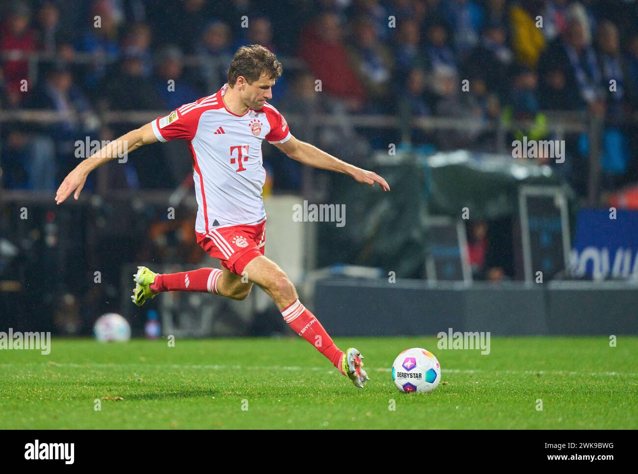 Bochum, Deutschland. Februar 2024. Thomas MUELLER, MÜLLER, FCB 25 mit Ball im Spiel VFL BOCHUM - FC BAYERN MÜNCHEN 3-2 am 18. Februar 2024 in Bochum. Saison 2023/2024, 1.Bundesliga, FCB, München, Spieltag 22, 22.Spieltag Credit: Peter Schatz/Alamy Live News Stockfoto