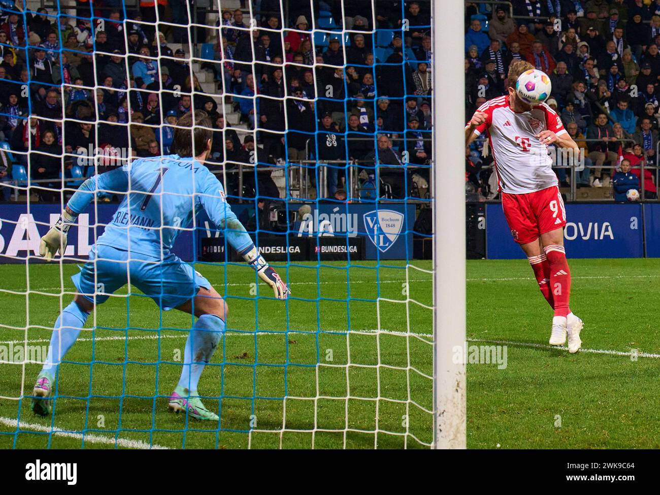 Bochum, Deutschland. Februar 2024. Chance auf einen Treffer von 3-3 für Harry Kane, FCB 9 gegen Manuel Riemann, Torwart BO 1 im Spiel VFL BOCHUM - FC BAYERN MÜNCHEN 3-2 am 18. Februar 2024 in Bochum. Saison 2023/2024, 1.Bundesliga, FCB, München, Spieltag 22, 22.Spieltag Credit: Peter Schatz/Alamy Live News Stockfoto
