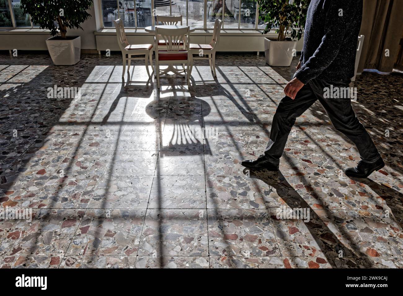 Licht und Schatten. Gehender Mann. Bad Reichenhall Bayern Deutschland *** Licht- und Schattenwandler Bad Reichenhall Bayern Deutschland Copyright: XRolfxPossx Stockfoto