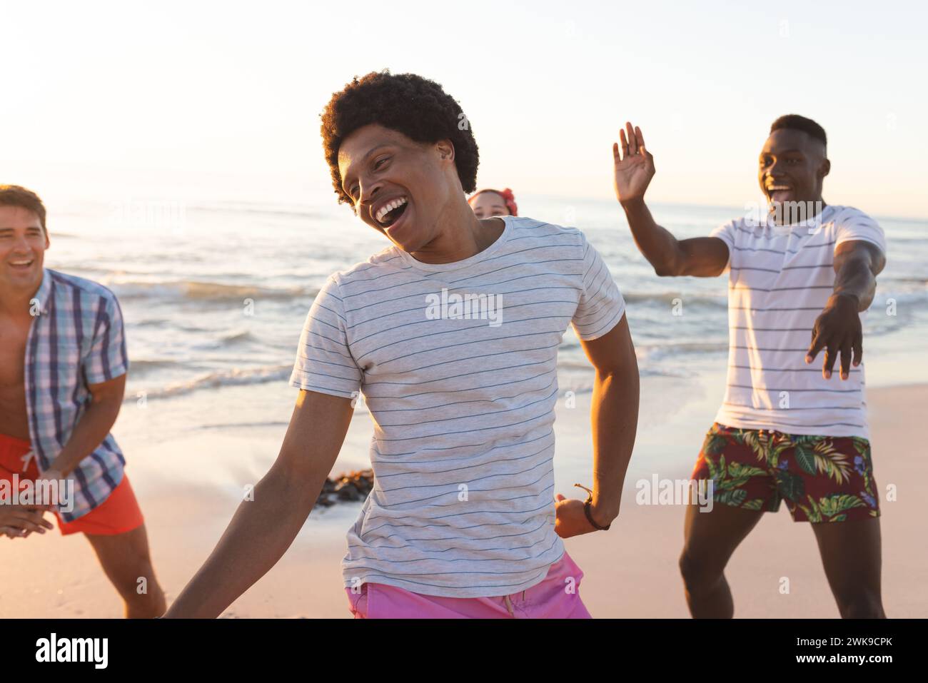 Verschiedene Freunde genießen einen Strandausflug Stockfoto