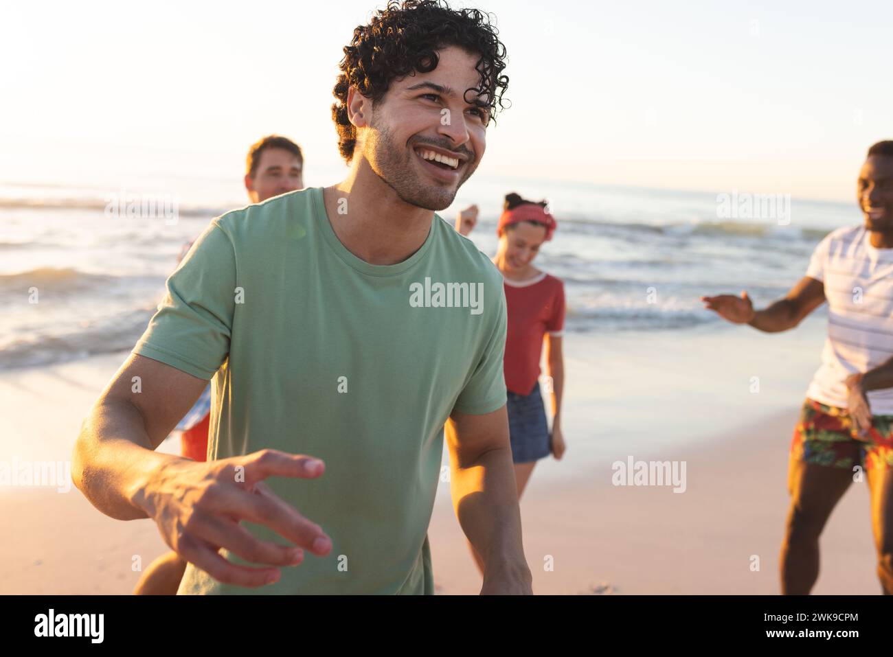 Vielfältige Freunde genießen einen sonnigen Tag am Strand Stockfoto