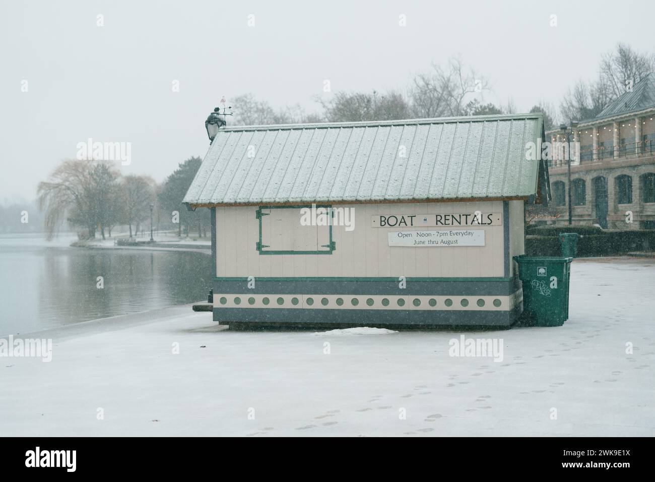 Bootsverleih an einem verschneiten Wintertag in Delaware Park, Buffalo, New York Stockfoto