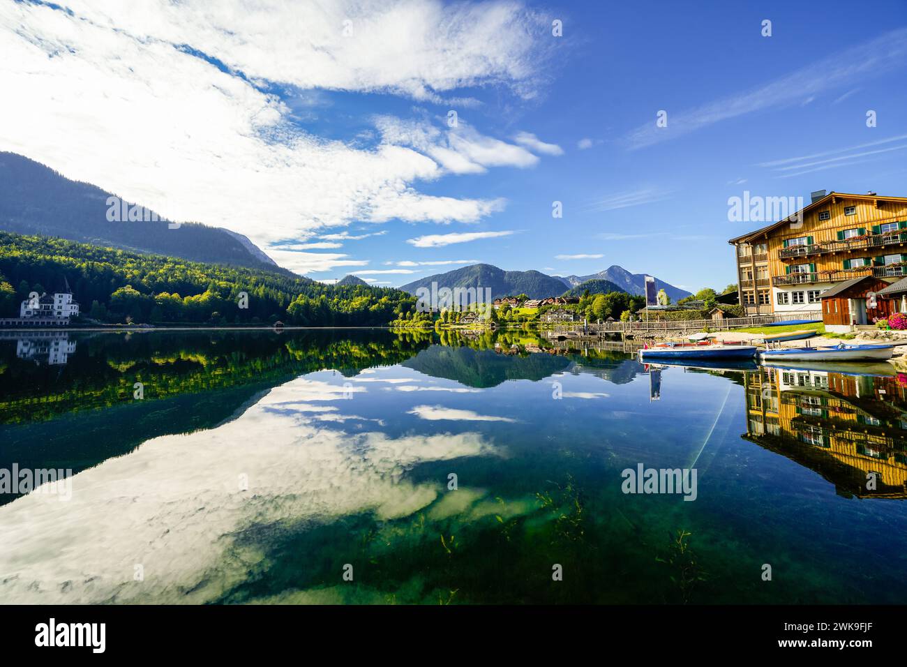 Blick auf den Grundlsee und die umliegende Landschaft. Idyllische Natur am See in der Steiermark in Österreich. Bergsee am Toten Gebirge in der Salzka Stockfoto