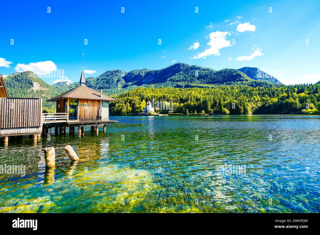 Blick auf den Grundlsee und die umliegende Landschaft. Idyllische Natur am See in der Steiermark in Österreich. Bergsee am Toten Gebirge in der Salzka Stockfoto