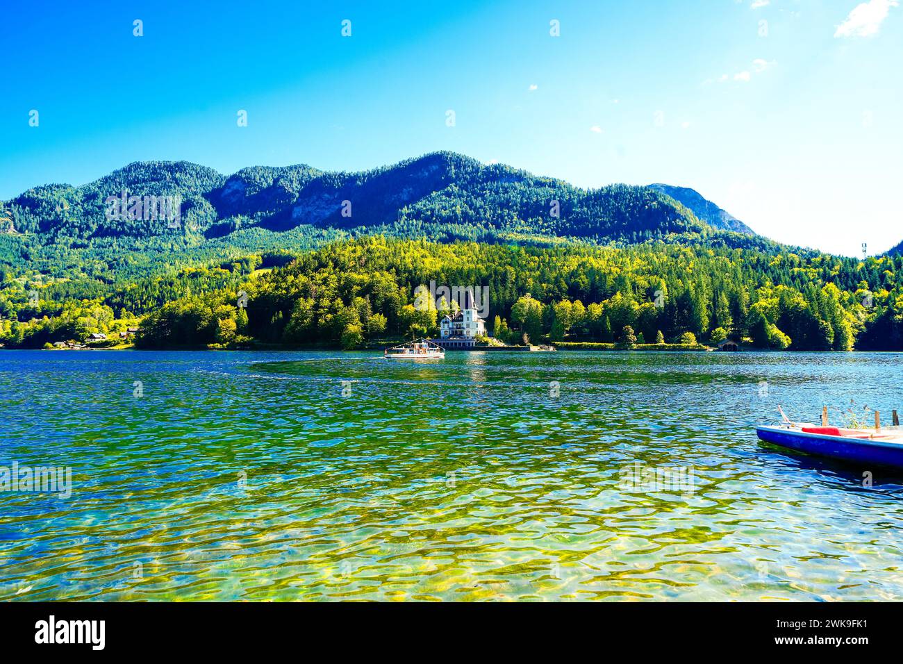 Blick auf den Grundlsee und die umliegende Landschaft. Idyllische Natur am See in der Steiermark in Österreich. Bergsee am Toten Gebirge in der Salzka Stockfoto