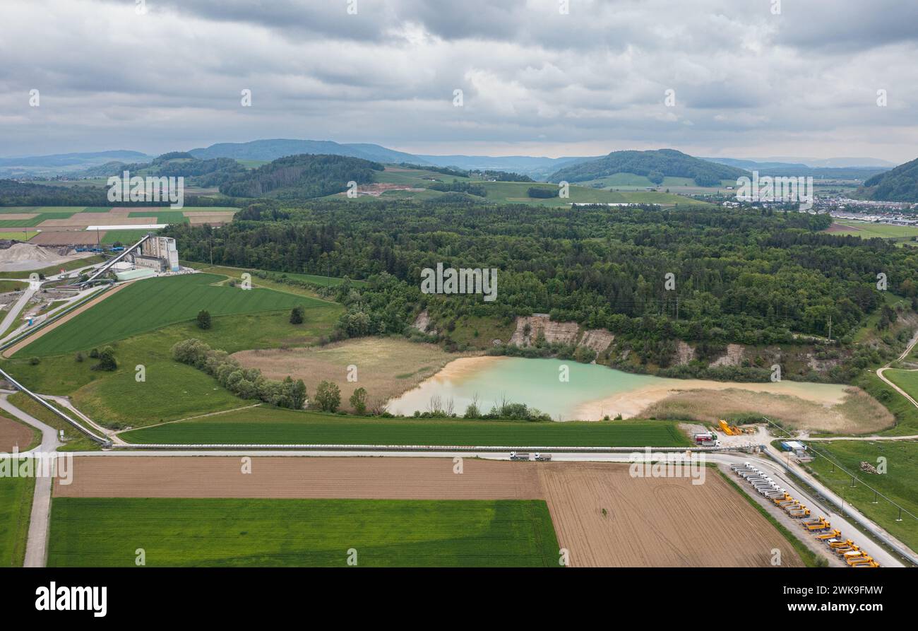 Links ist das Kieswerk der Firma hastag, welche im Rafzerfeld Kies abbaut. Vorne ein Stück Wald, was mit der Erweiterung in einigen Jahren so n Stockfoto