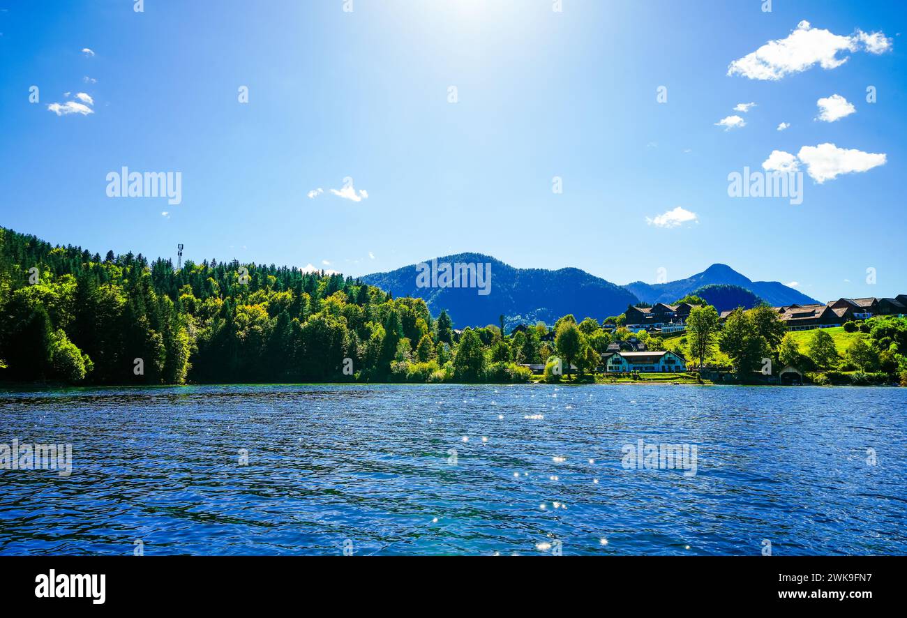 Blick auf den Grundlsee und die umliegende Landschaft. Idyllische Natur am See in der Steiermark in Österreich. Bergsee am Toten Gebirge in der Salzka Stockfoto