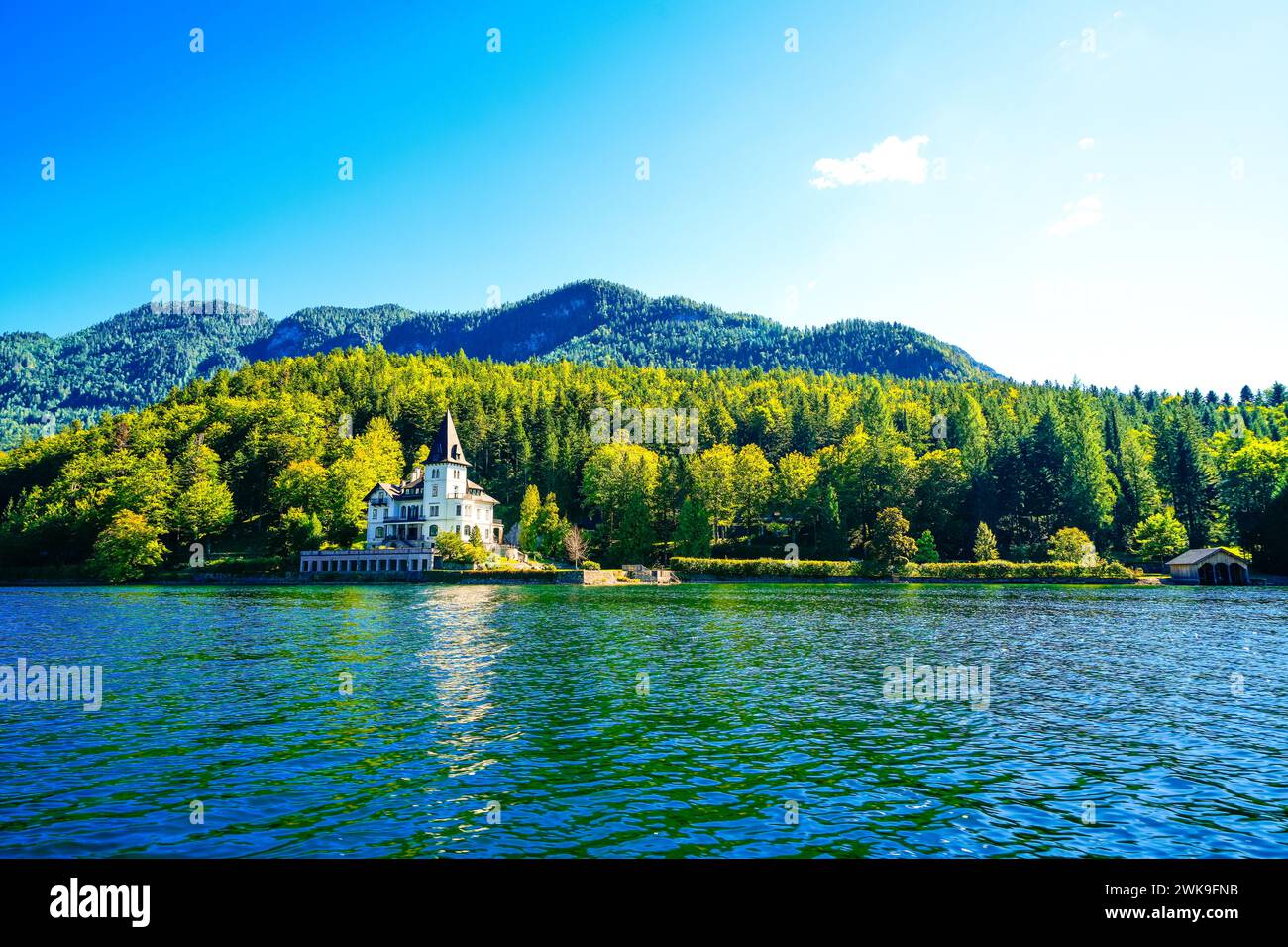 Blick auf den Grundlsee und die umliegende Landschaft. Idyllische Natur am See in der Steiermark in Österreich. Bergsee am Toten Gebirge in der Salzka Stockfoto