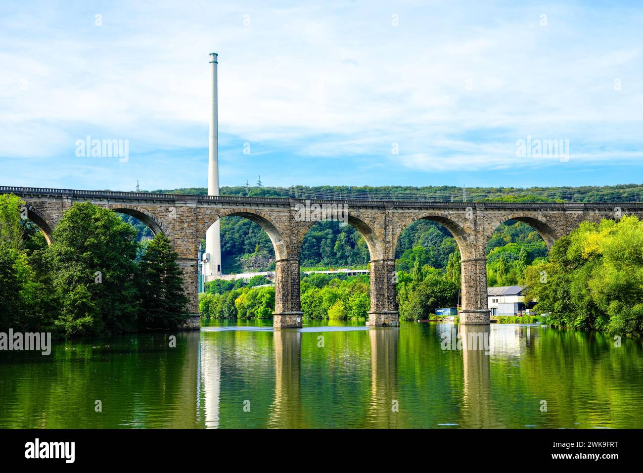 Blick auf den Harkortsee und die Ruhrbrücke bei Herdecke und die umliegende Landschaft. Natur am See am Ruhrgebiet. See im Ruhrgebiet. Stockfoto