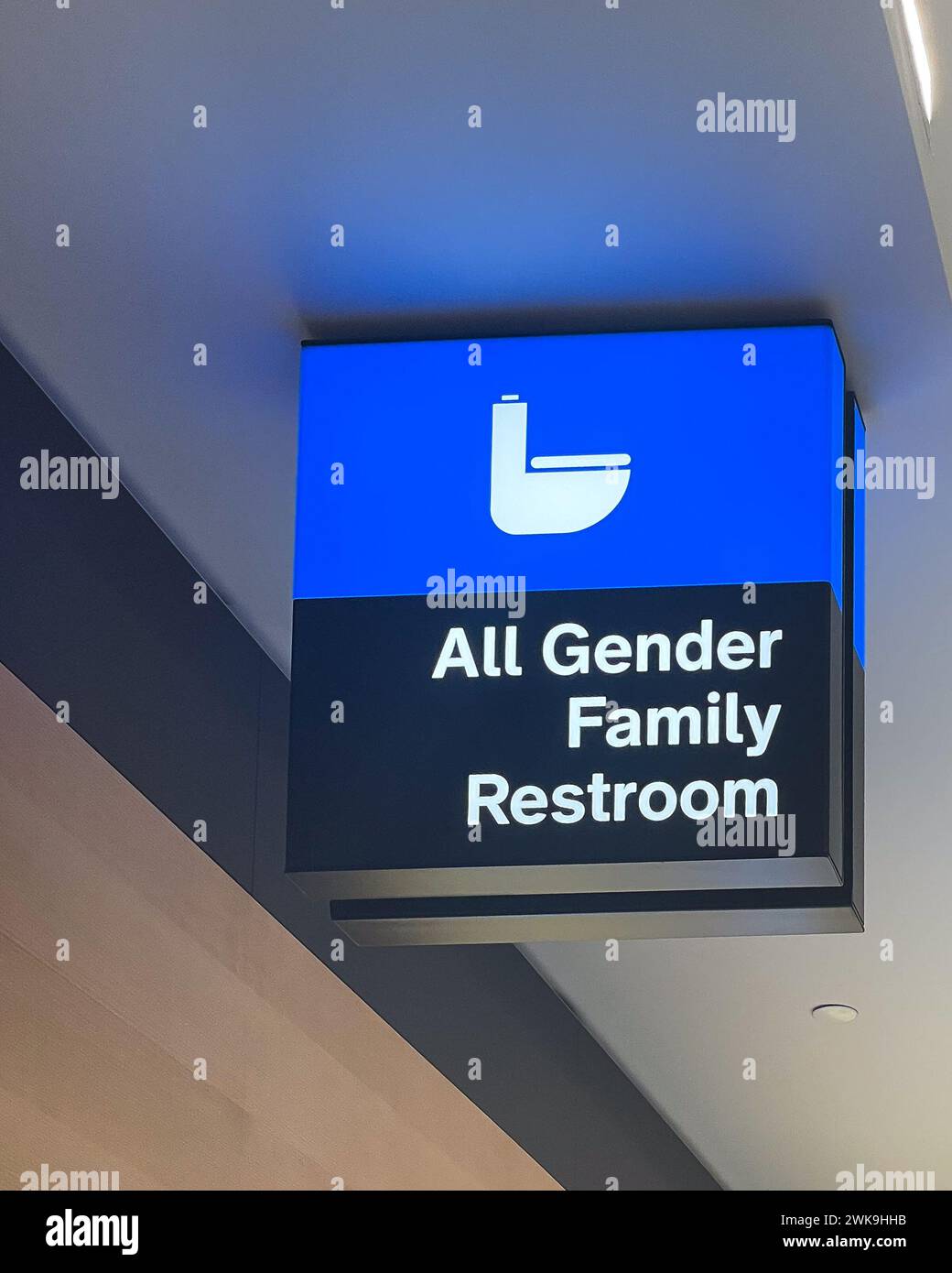 Newark, NJ - USA - 10. Februar 2024 Innenansicht eines Schilds für eine Allgeschlechtstoilette im modernen Terminal A. spaciou des internationalen Flughafens Newark Stockfoto