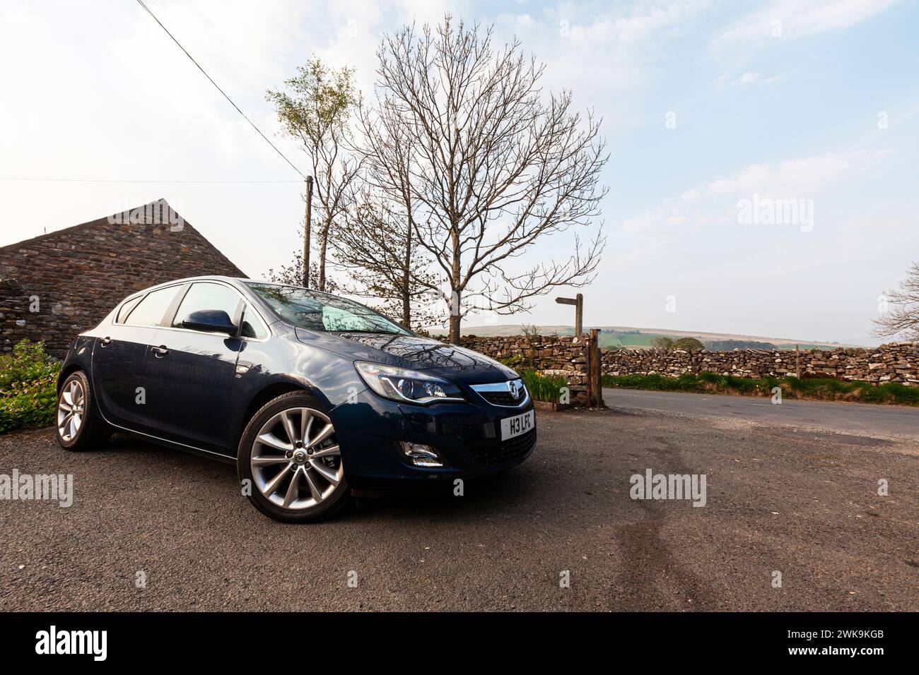 Vauxhall Astra, Astra, Astra Car, Astra Navy, Navy Astra, blaues Auto, blaues astra, blaue Autos, Seitenansicht, Auto, Autos, Vauxhall, vauxhall Auto, Modell, Marke, Stockfoto