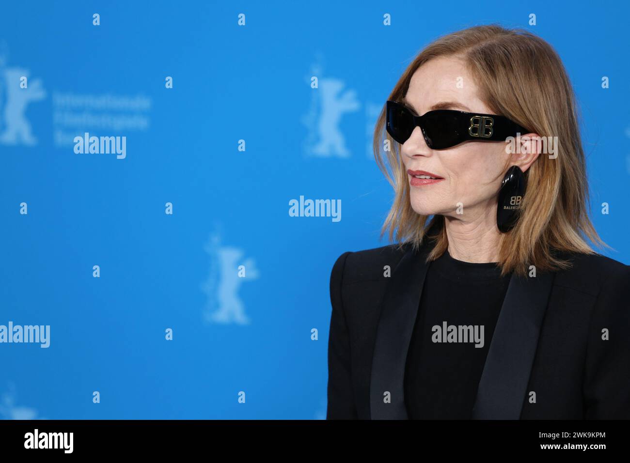 Berlin, 19. Februar 2024, Schauspielerin Isabelle Huppert beim Fotoaufruf für den Film Ein Traveler’s Needs (Yeohaengjaui Pilyo) beim 74. Internationalen Filmfestival Berlinale. Foto: Doreen Kennedy / Alamy Live News. Stockfoto