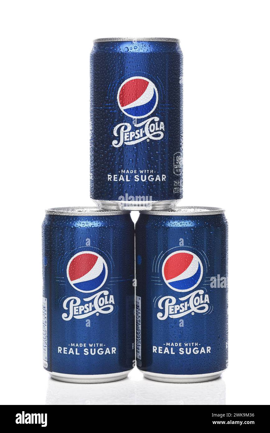 IRVINE, KALIFORNIEN - 18. Februar 2024: Ein Stapel von drei Minidosen mit echtem Pepsi-Zucker mit Kondensation. Stockfoto