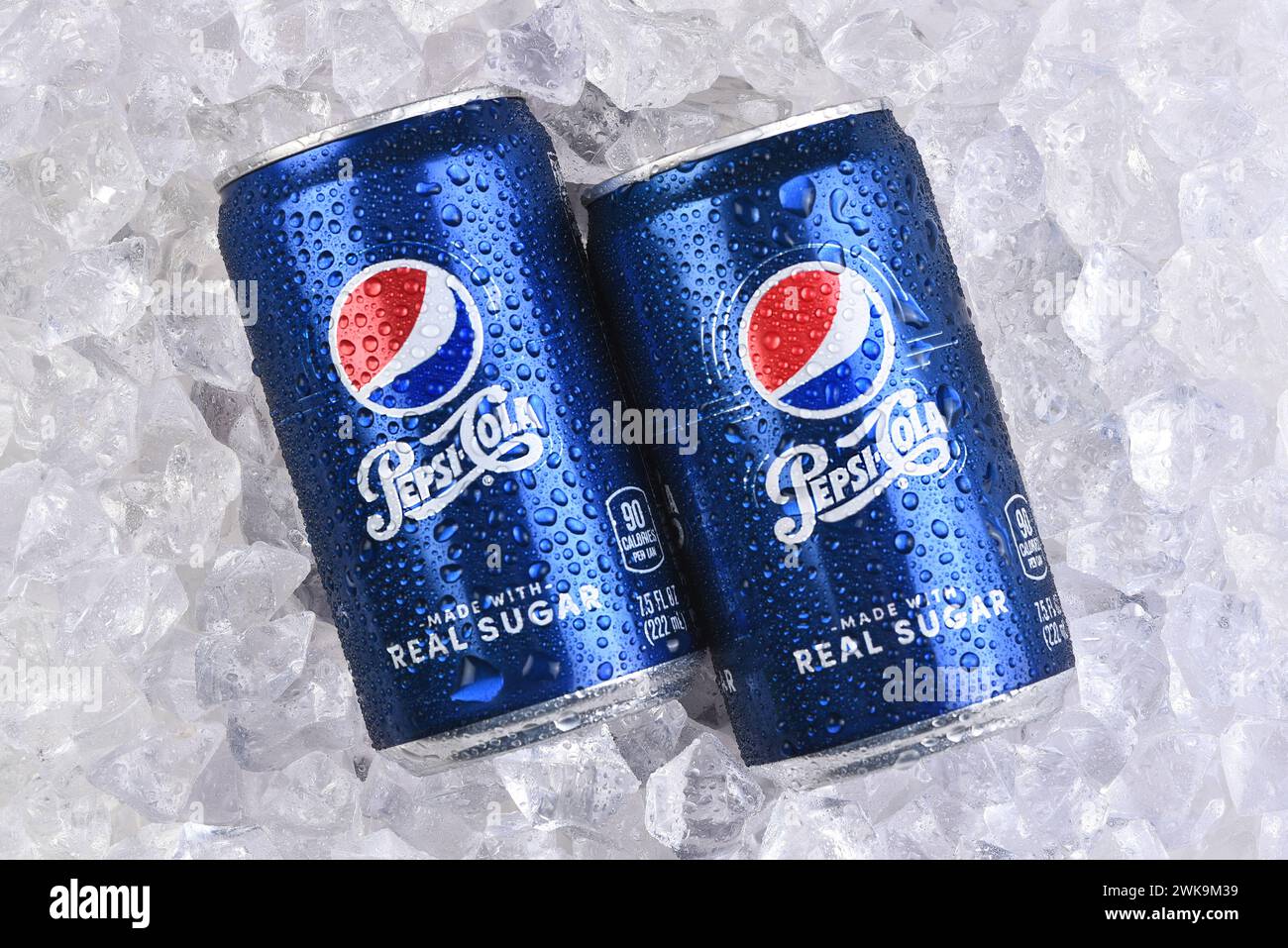 IRVINE, KALIFORNIEN - 18. Februar 2024: Zwei Minidosen mit echtem Pepsi-Zucker auf einem Eisbett mit Kondensation. Stockfoto