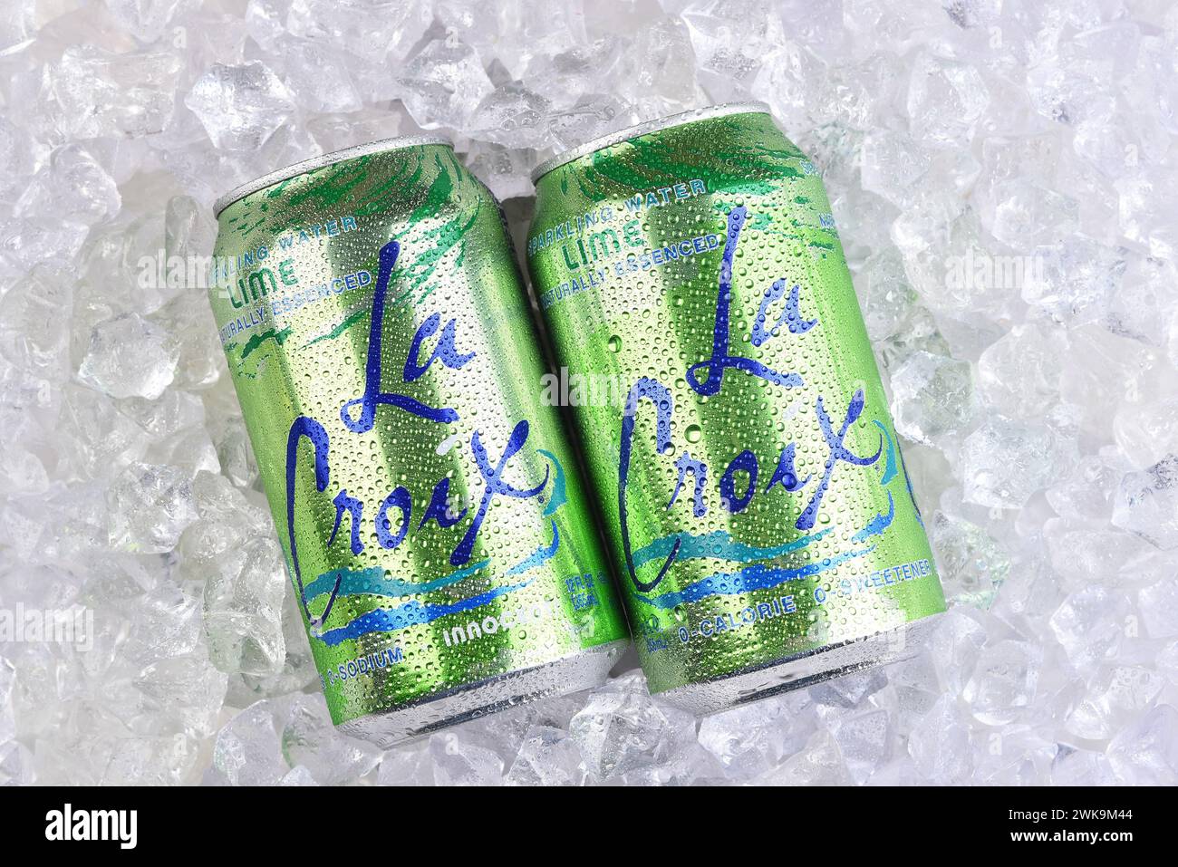IRVINE, KALIFORNIEN - 18. Februar 2024: Zwei Dosen La Croix Sprudelwasser, Limettengeschmack auf einem Eisbett. Stockfoto