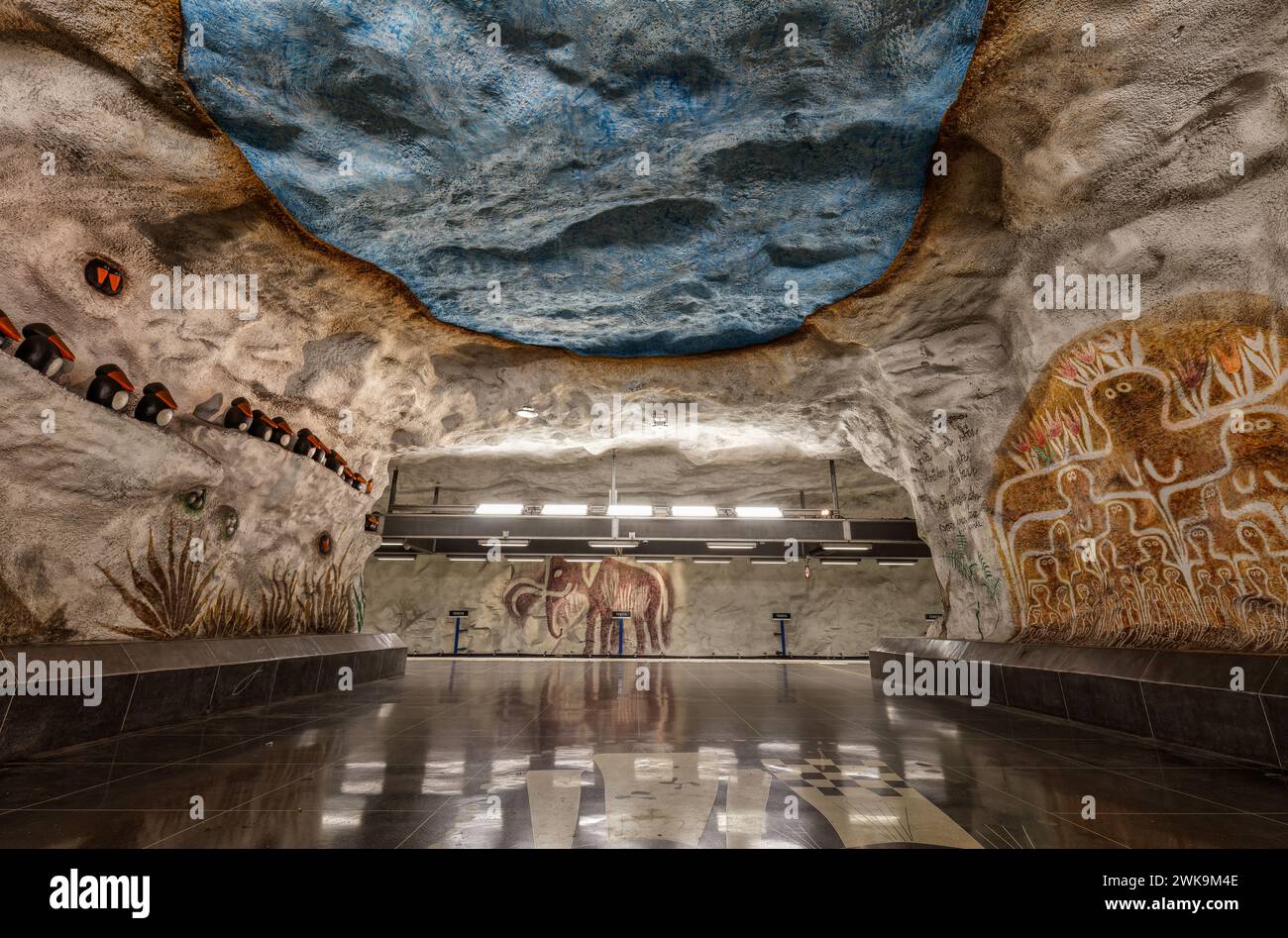 U-Bahn-Station Tensta, U-Bahn-Station auf der blauen Linie Stockholm Tunnelbana in Tensta, Stockholm. Künstler: Helga Henschen und Arne Sedell. Stockfoto