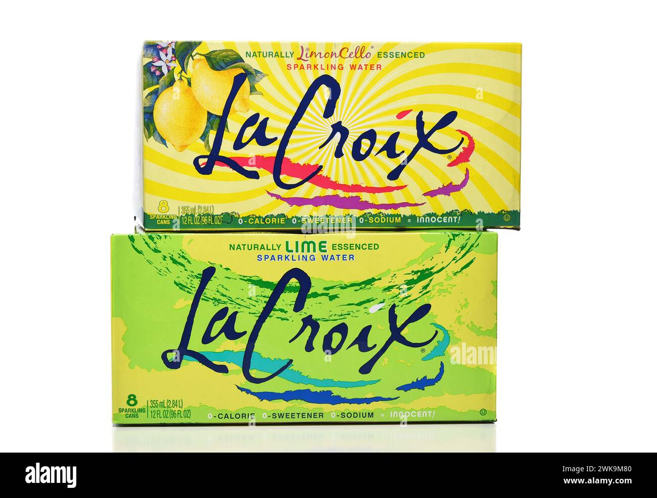 IRVINE, KALIFORNIEN - 18. Februar 2024: Zwei 8 Packungen La Croix Sprudelwasser, eine Limette und ein Limoncello aromatisiert. Stockfoto