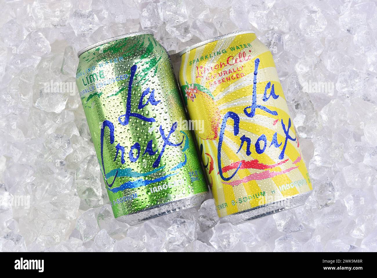 IRVINE, KALIFORNIEN - 18. Februar 2024: Zwei Dosen La Croix Sprudelwasser, eine Limette und ein Limoncello, gewürzt auf einem Eisbett. Stockfoto