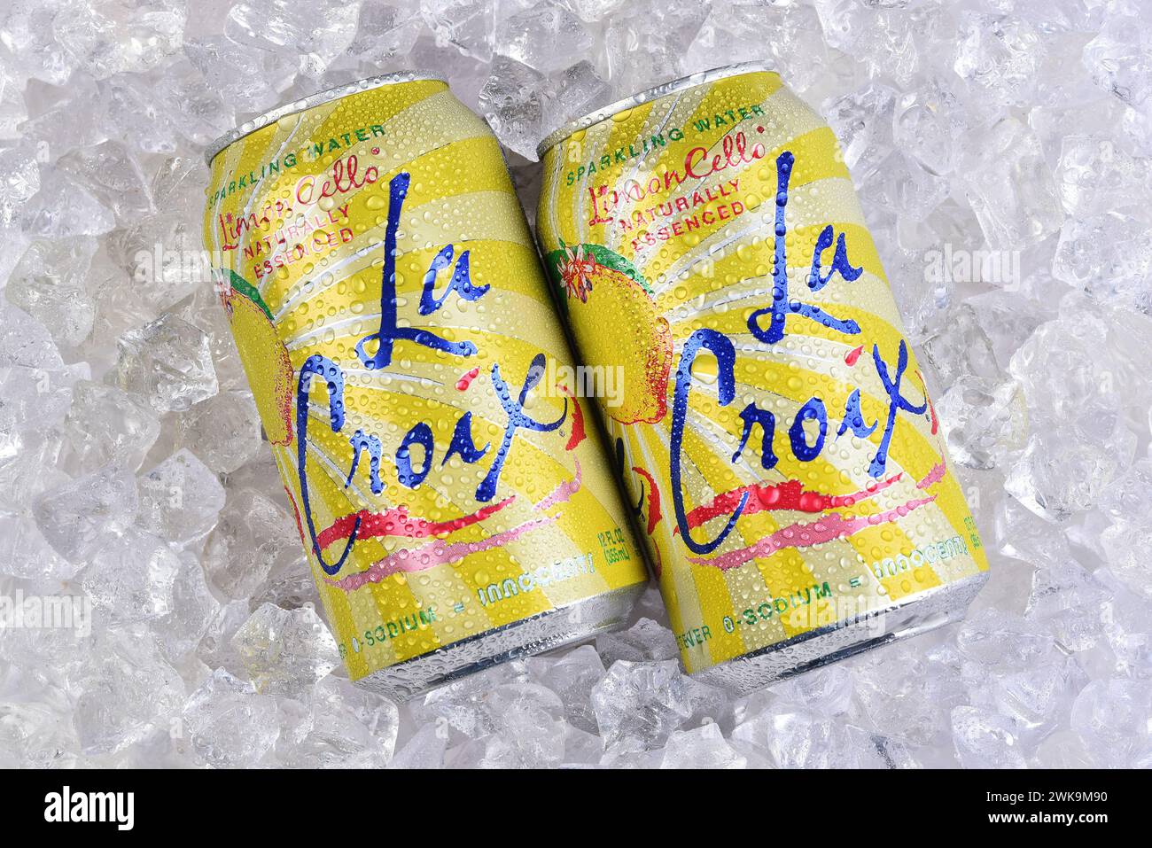 IRVINE, KALIFORNIEN - 18. Februar 2024: Zwei Dosen La Croix Mineralwasser, Limoncello Geschmack auf einem Eisbett. Stockfoto