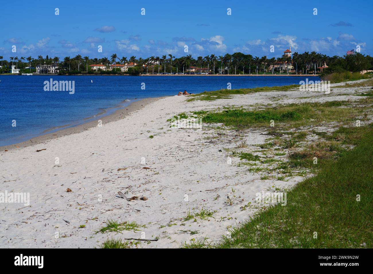 PALM BEACH, FL – 3. Februar 2024 – Blick auf Palm Beach, Florida, vom Damm aus gesehen mit Mar-a-Lago im Hintergrund. Stockfoto