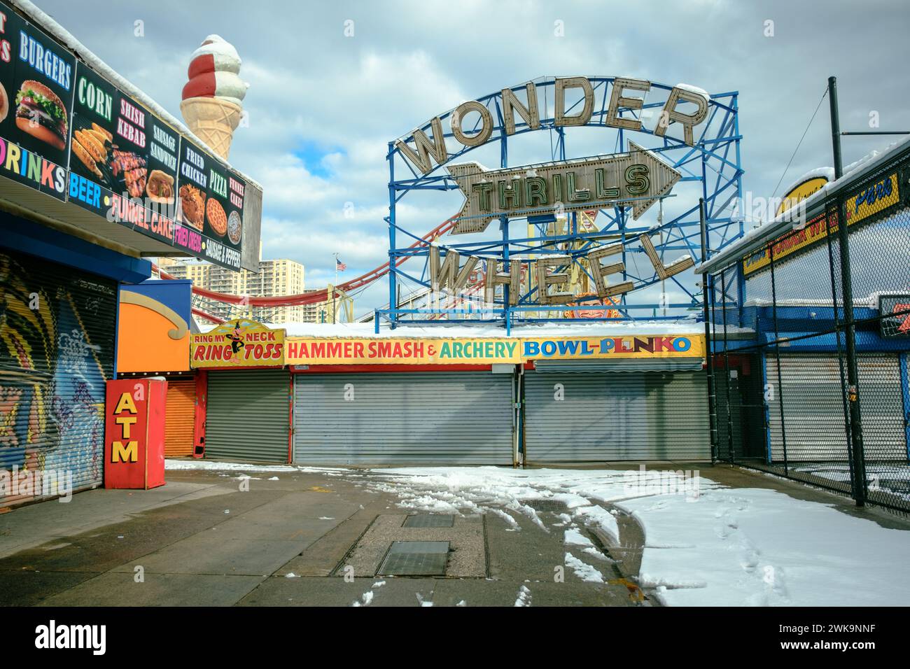 Vintage-Schild und Schnee im Denos Wonder Wheel Amusement Park in Coney Island, Brooklyn, New York Stockfoto