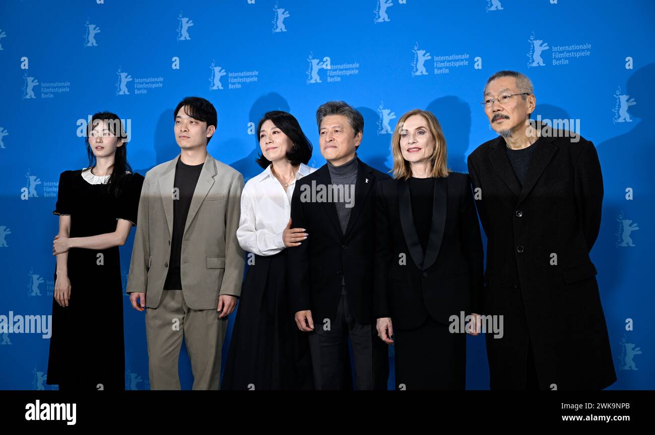 Berlin, Deutschland. Februar 2024. Schauspielerin Kim Seungyun (l-r), Schauspielerin Ha Seong Guk, Schauspielerin Cho Yunhee, Schauspielerin Kwon Hae-hyo, Schauspielerin Isabelle Huppert und Regisseurin Hong Sangsoo beim Fotoaufruf des Films Yeohaengjaui pilyo (deutsch: „Travelers Needs“, Wettkampfbereich) auf der Berlinale. Die 74. Internationalen Filmfestspiele Berlin finden vom 15. Bis 25. Februar 2024 statt. Quelle: Monika Skolimowska/dpa/Alamy Live News Stockfoto