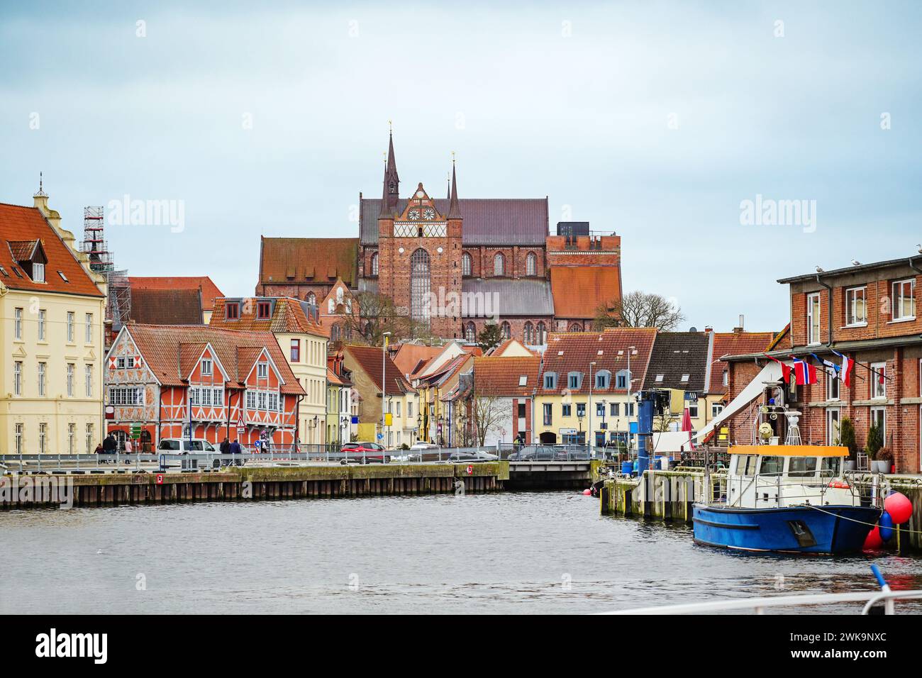 Hafen in der Altstadt der hansestadt Wismar, Blick auf historische Häuser und die aus rotem Backstein gefertigte Georg-Kirche, Reiseziel und Touristenmagnet Stockfoto