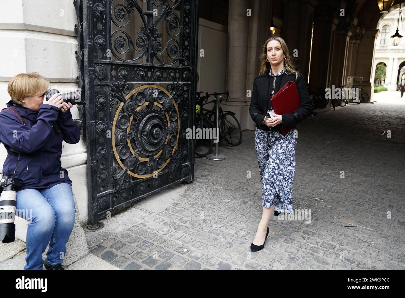 Die Chefsekretärin des Finanzministeriums, Laura Trott, kommt zu einer Kabinettssitzung in der Downing Street, London. Bilddatum: Montag, 19. Februar 2024. Stockfoto