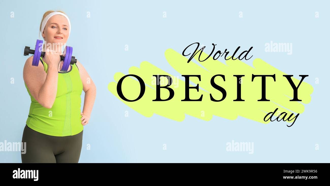 Banner für den Welt-Adipositas-Tag mit molliger Frau, die mit Kurzhanteln trainiert Stockfoto