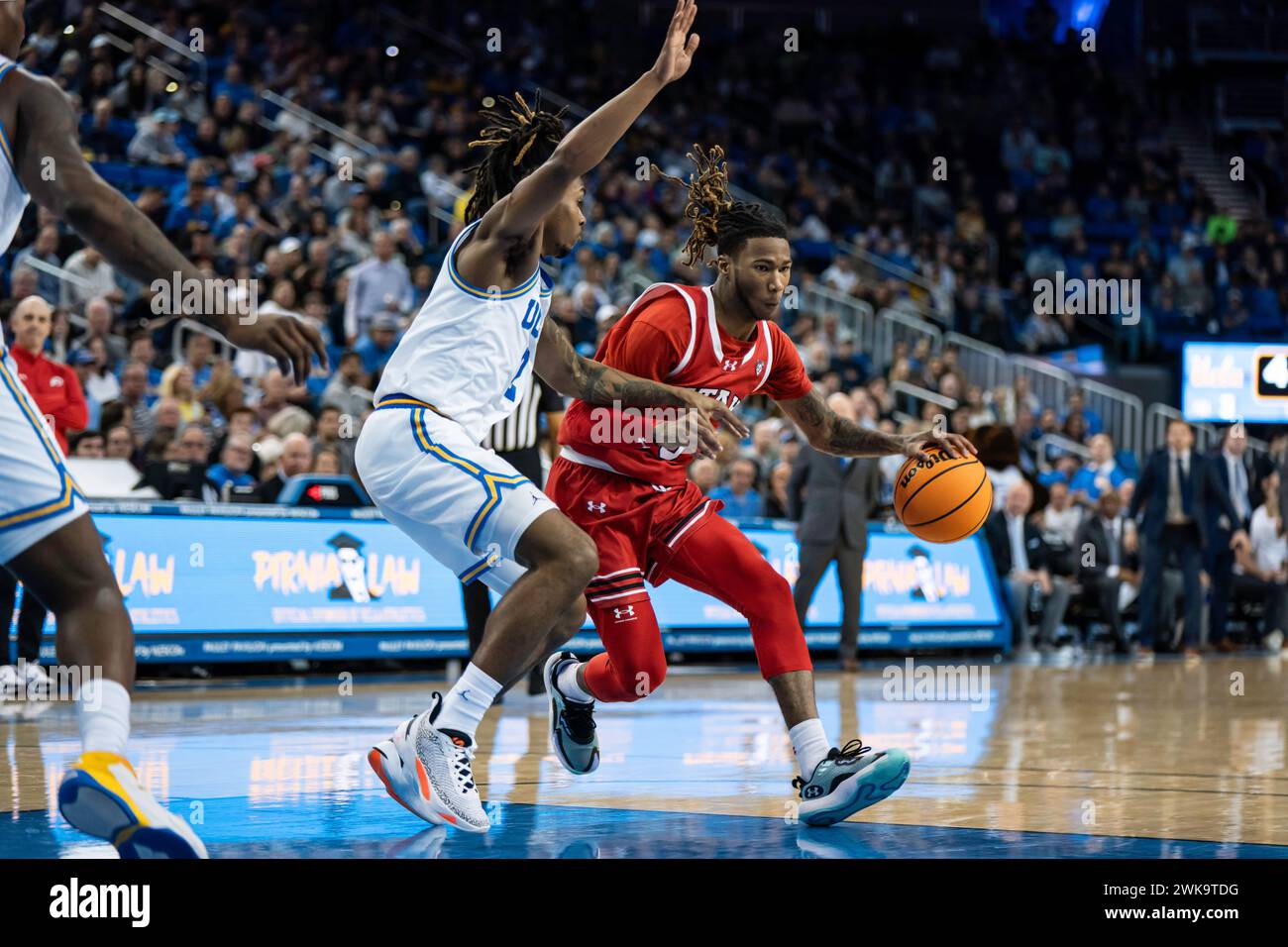 Utah Utes Guard Deivon Smith (5) wird von UCLA Bruins Guard Dylan Andrews (2) während eines NCAA Basketballspiels für Männer am Sonntag, den 18. Februar 2024, AT verteidigt Stockfoto