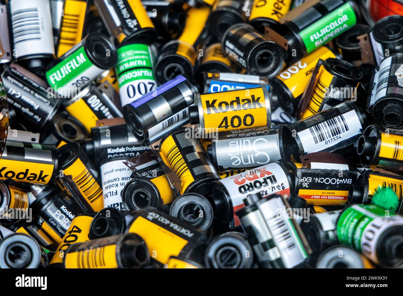 Alte analoge Fotografie, 35-mm-Filmrollen für C41-Verarbeitung Stockfoto