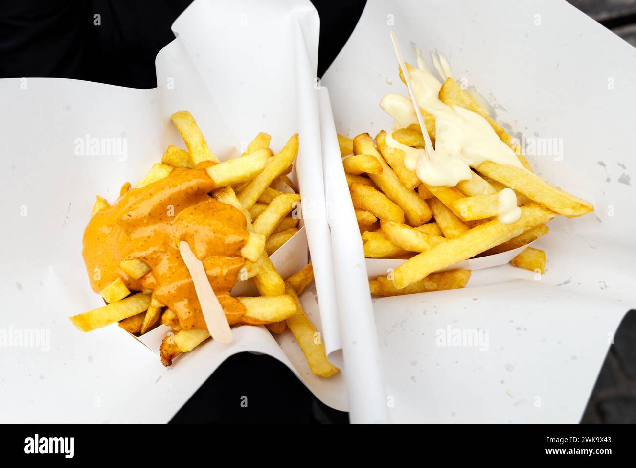 Belgische Pommes frites mit andalouse-Sauce und Mayonnaise vom Friture Pitta de La Chapelle Belgian Pomes Kiosk, Marollen, Brüssel, Belgien Stockfoto