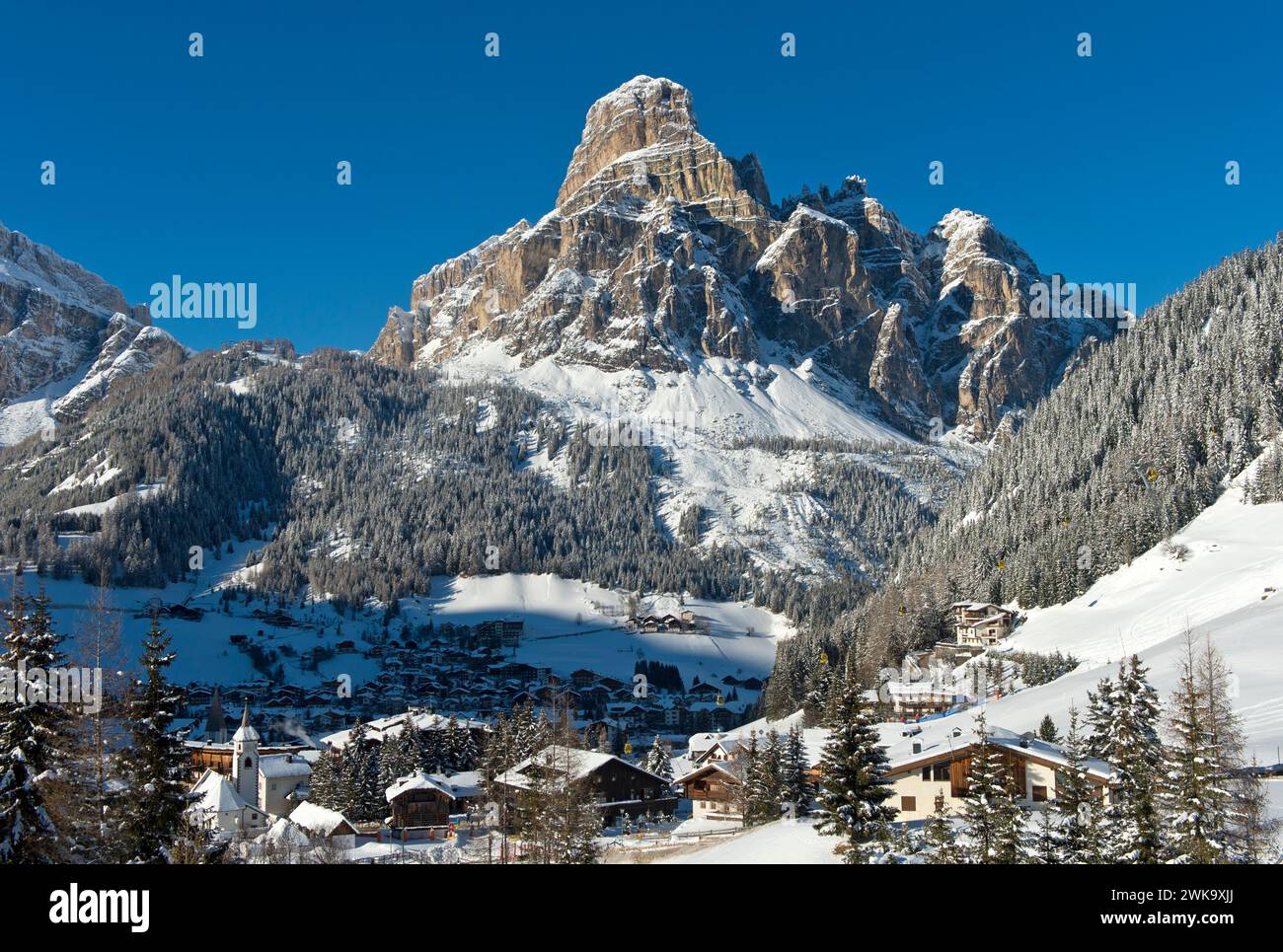 Das Bergdorf Corvara am Fuße des Sassongher Gipfels im Winter, Skigebiet Alta Badia, Dolomiten, Südtirol, Italien Stockfoto