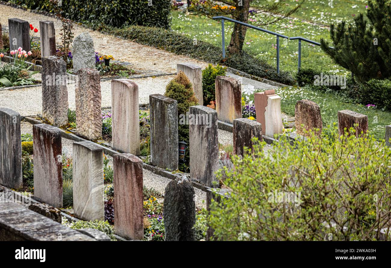 Der Friedhof der Gemeinde Rümlingen im Kanton Basel-Landschaft. Ein Grabstein steht nach dem anderen. (Rümlingen, Schweiz, 22.04.2023) Stockfoto