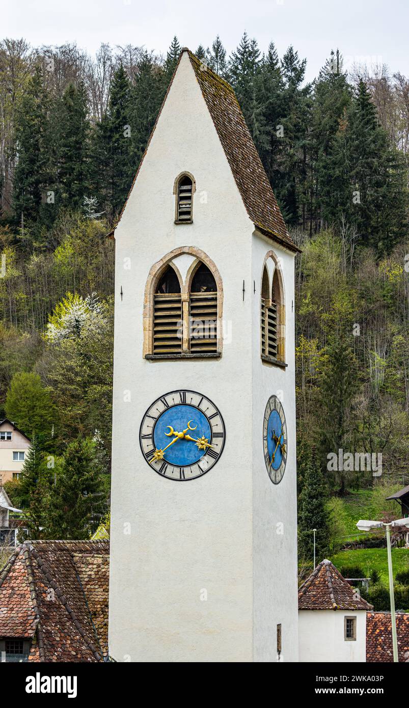 Der Kirchturm der refomierten Kirche der Gemeinde Rümlingen im Kanton Basel-Landschaft. (Rümlingen, Schweiz, 22.04.2023) Stockfoto