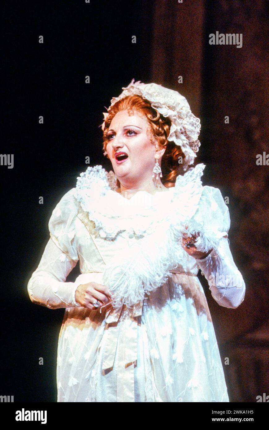 Jennifer Rhys-Davies (Clorinda) in LA CENERENTOLA an der Royal Opera, Covent Garden, London WC2 26/09/1994 Musik: Gioachino Rossini Libretto: Jacopo Ferretti Dirigent: Bruno Campanella Design: Mauro Pagano Beleuchtung: Hans Toelstede Regisseur: Michael Hampe Stockfoto