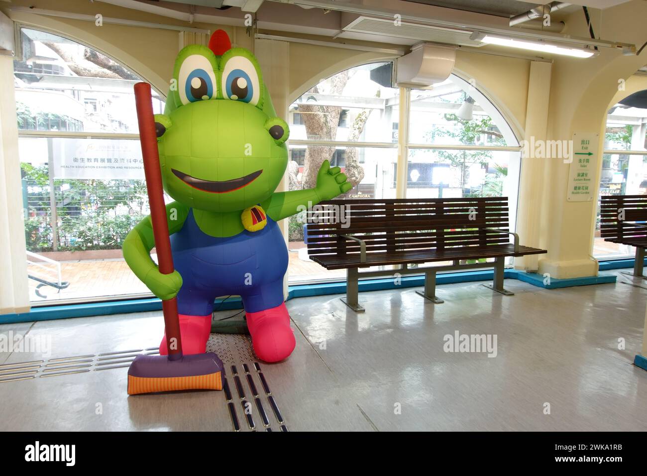 Hongkong, China - 4. Februar 2024: Werbefigur „Keep Hong Kong Clean“ im Health Education Exhibition and Resource Centre. Stockfoto