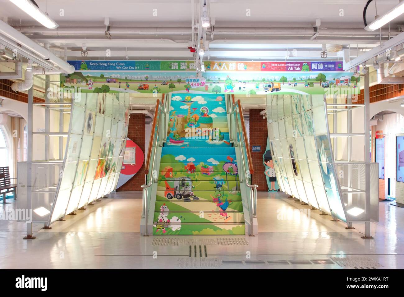 Hongkong, China - 4. Februar 2024: Promotionsbild „Keep Hong Kong Clean“ im Stair Health Education Exhibition and Resource Centre. Stockfoto