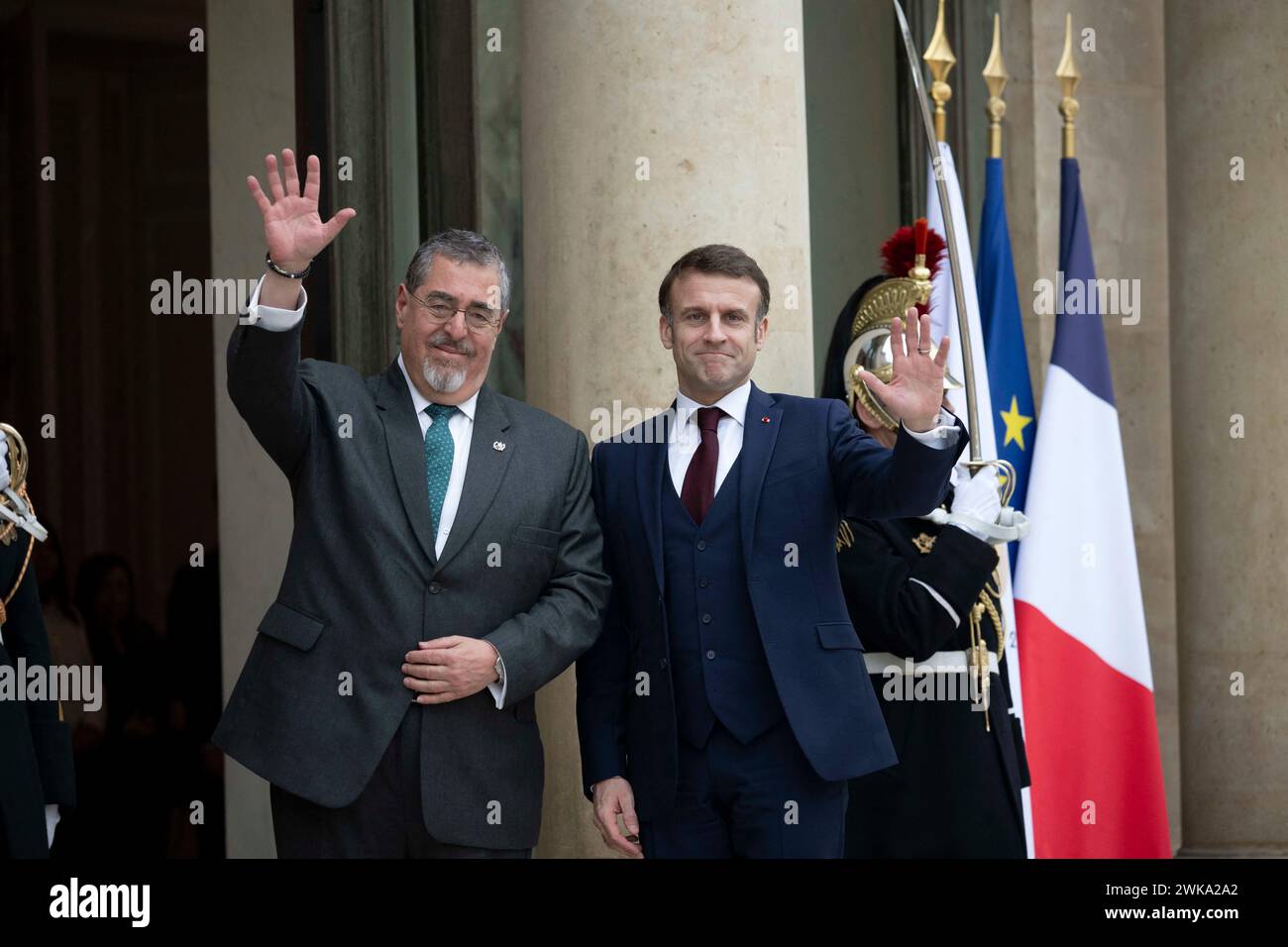 Paris, Frankreich. Februar 2024. Der französische Präsident Emmanuel Macron begrüßt Guatemalas Präsidenten Bernardo Arevalo vor einem Treffen im Elysee-Palast in Paris am 19. Februar 2024. Foto: Eliot Blondet/ABACAPRESS.COM Credit: Abaca Press/Alamy Live News Stockfoto